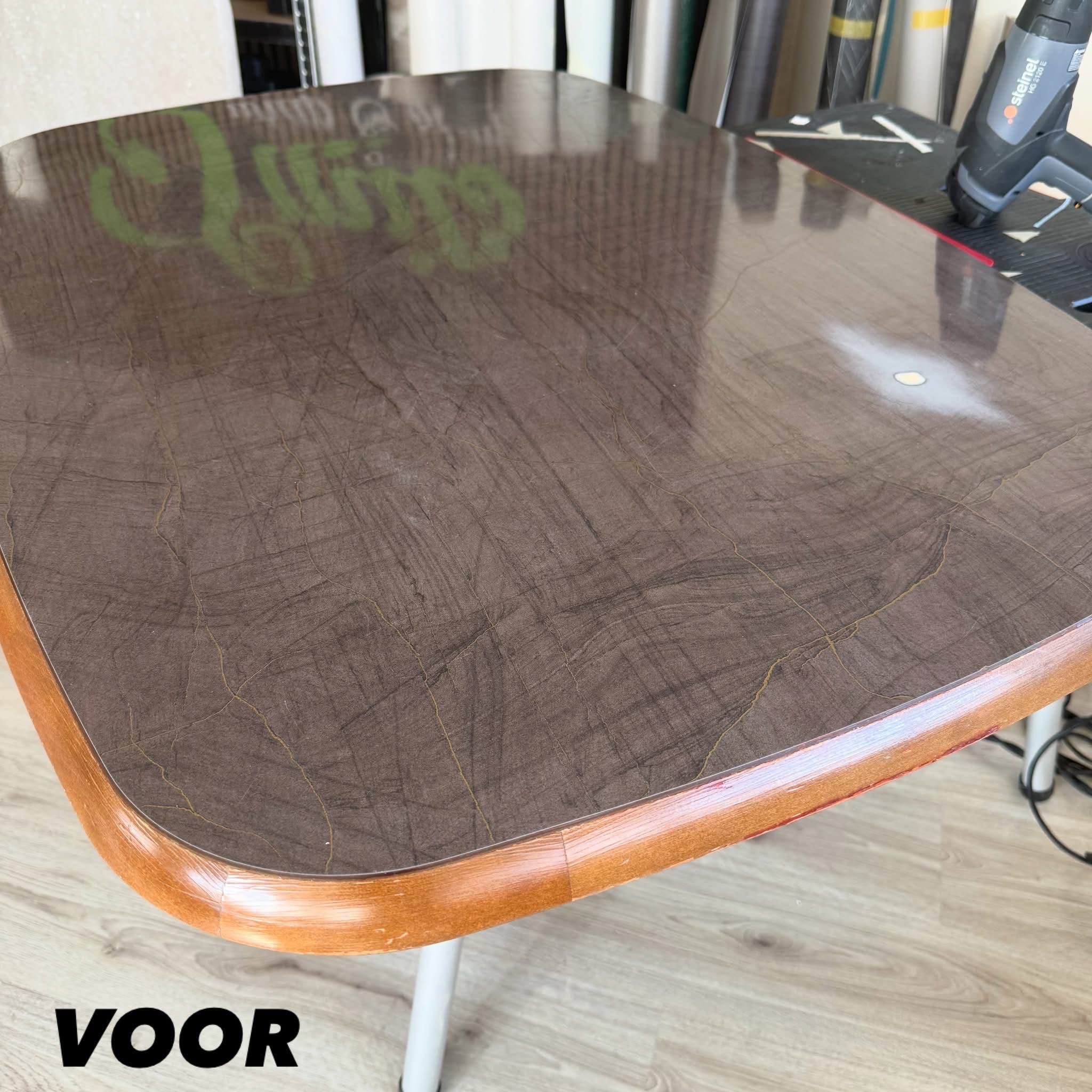 Voor het wrappen: donker hoogglans tafelblad in een caravan