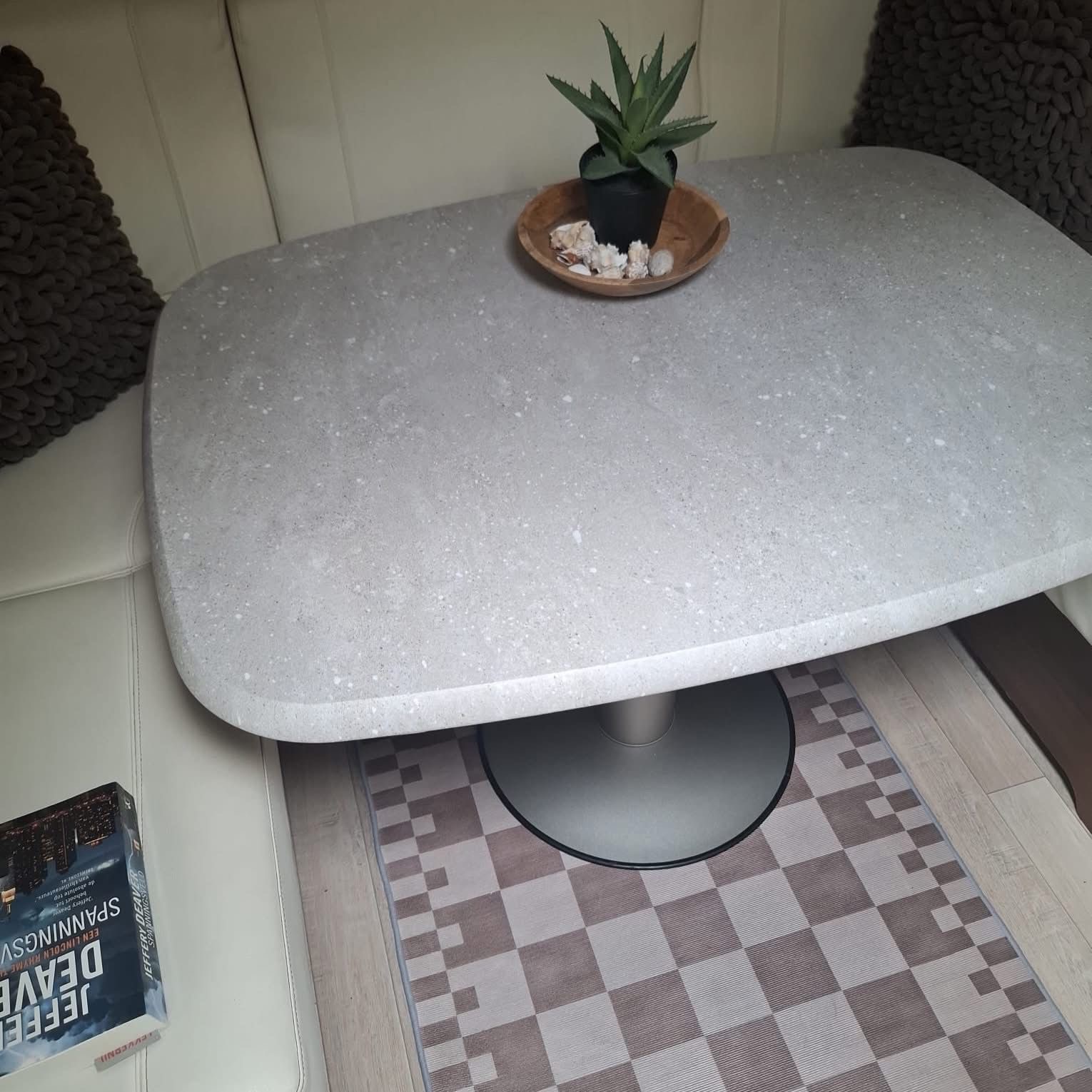 Na het wrappen: caravan tafelblad met lichte steenlook in Roosendaal