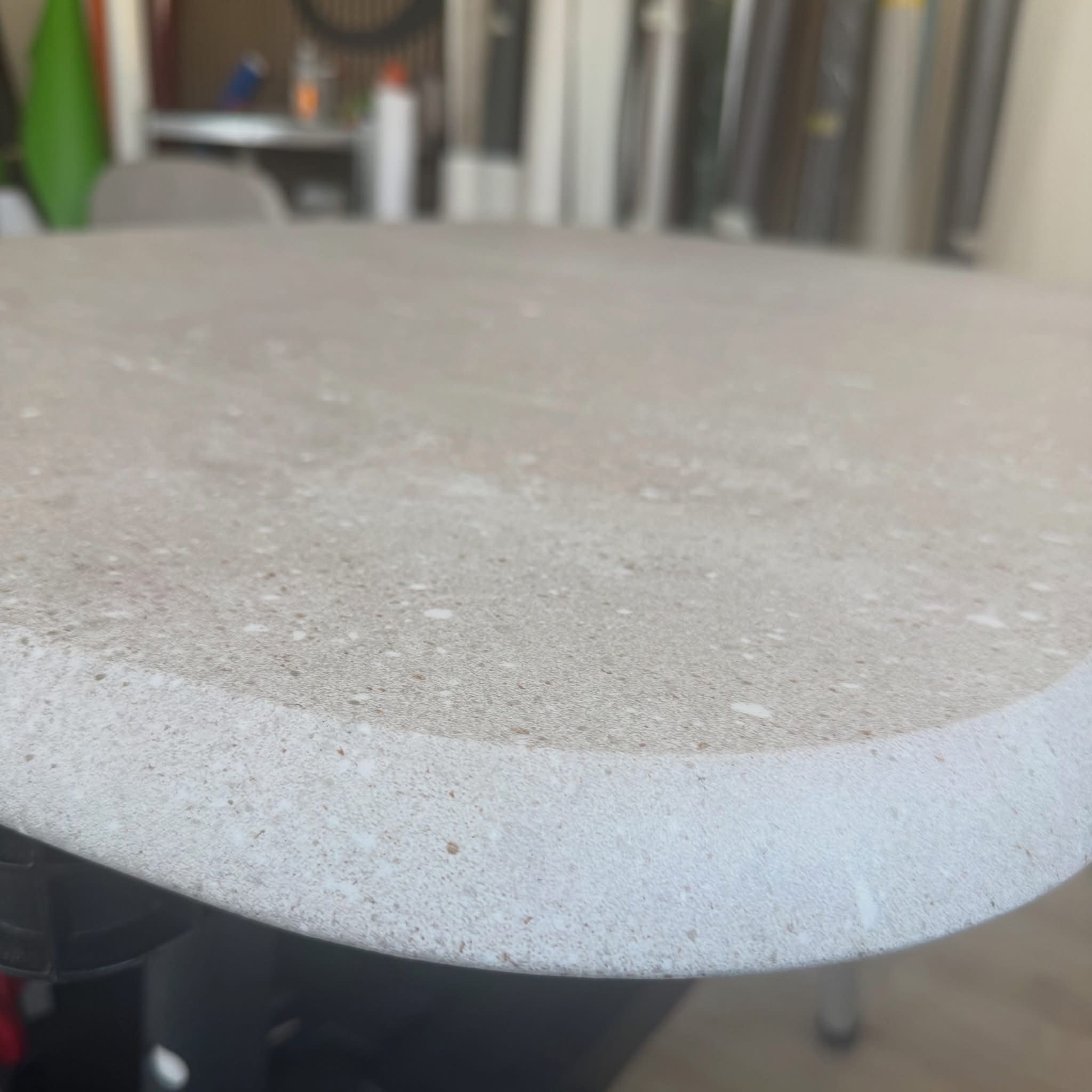 Afgeronde rand met lichte steenlook interieurfolie