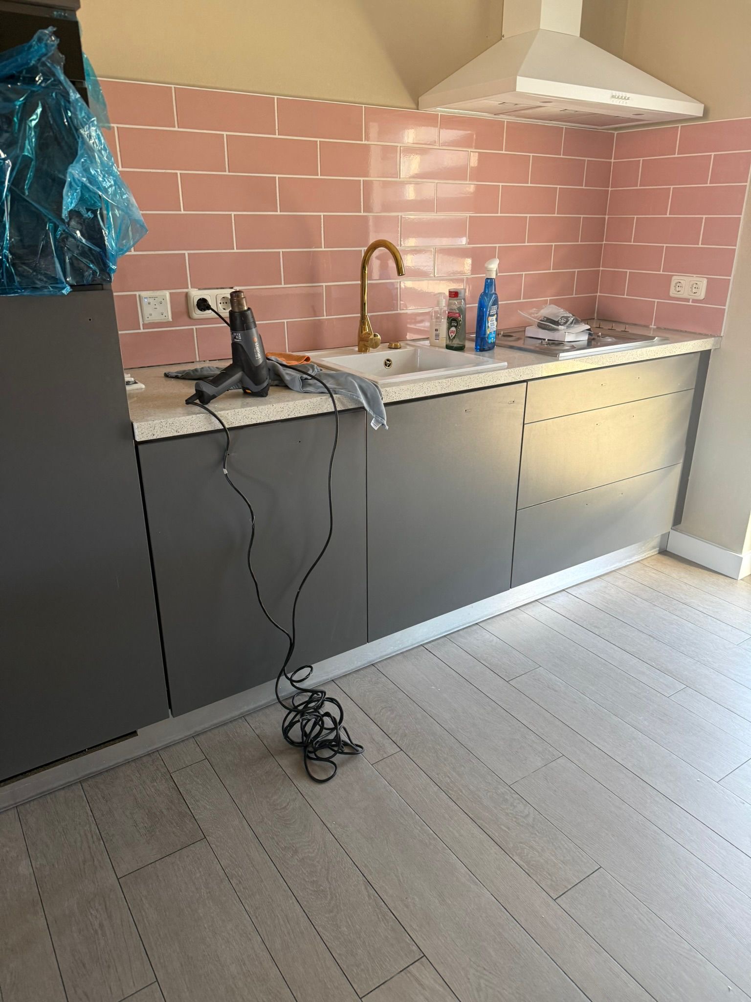Donkergrijze keuken vóór het wrappen in Rucphen