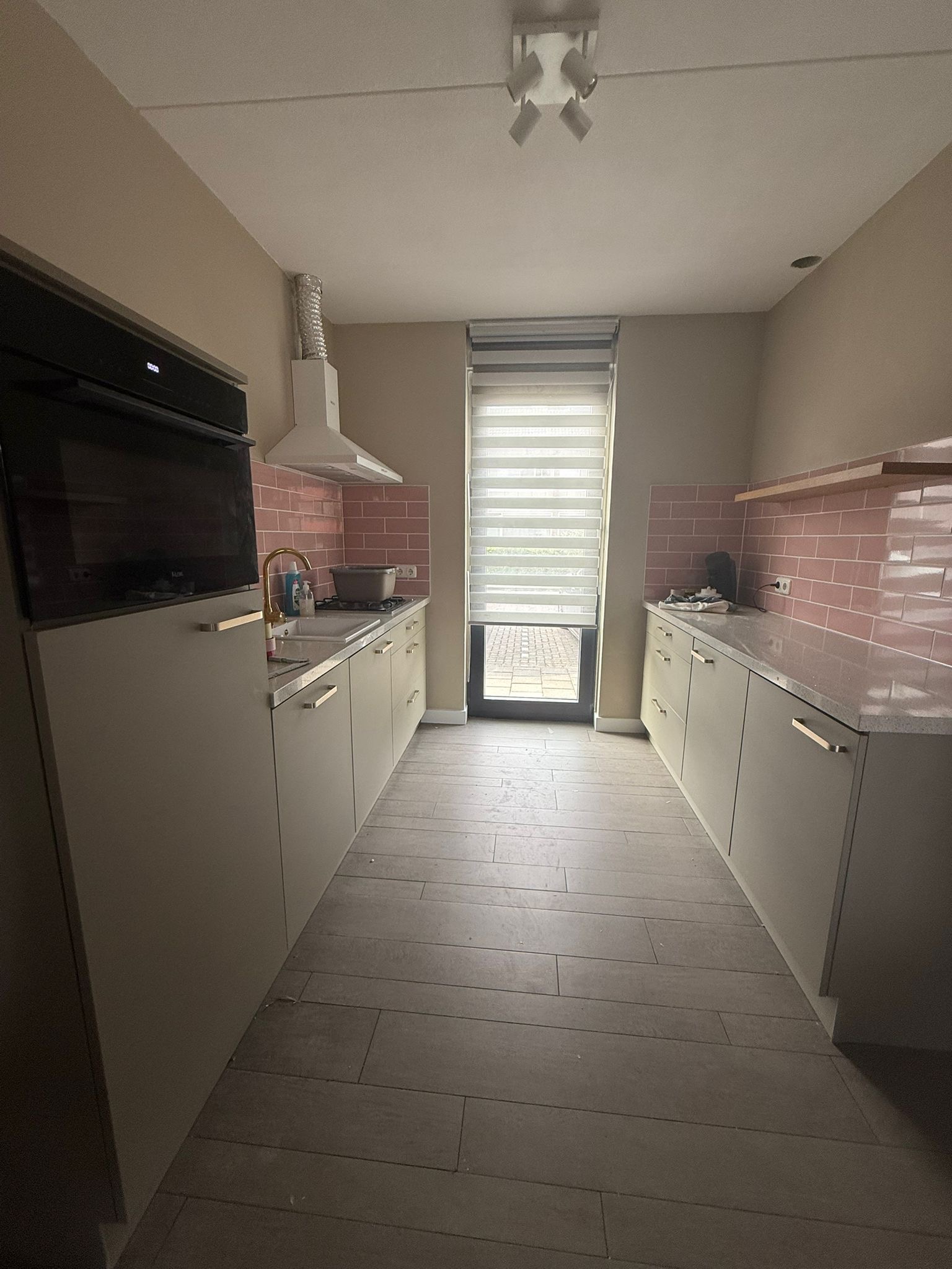 Taupe keuken na het wrappen in Rucphen