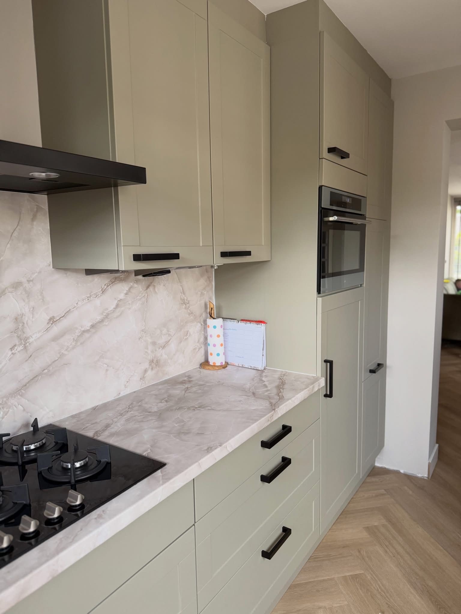 Vernieuwde keuken met interieurfolie in Rucphen