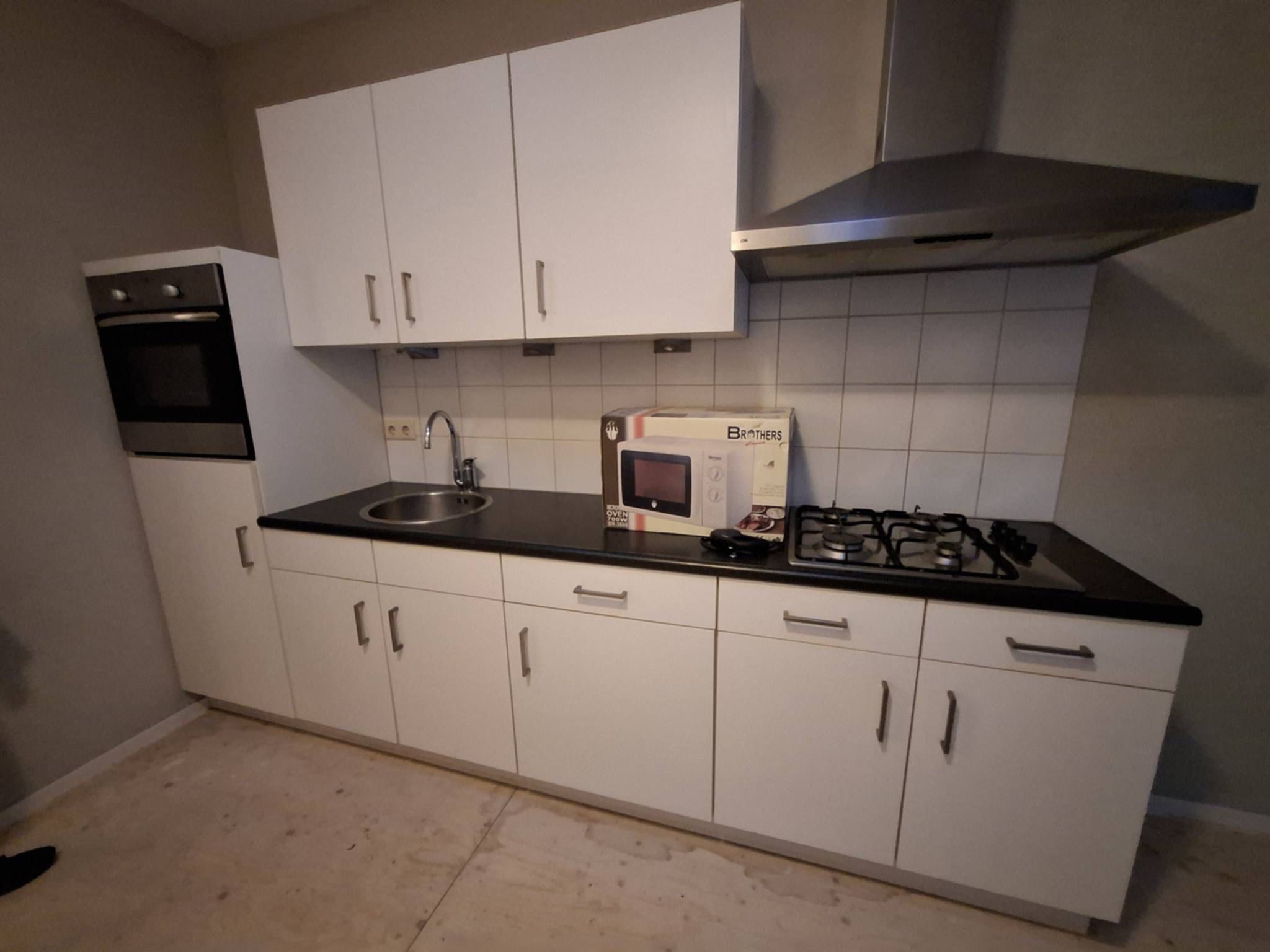 Witte keuken vóór het wrappen in Rucphen