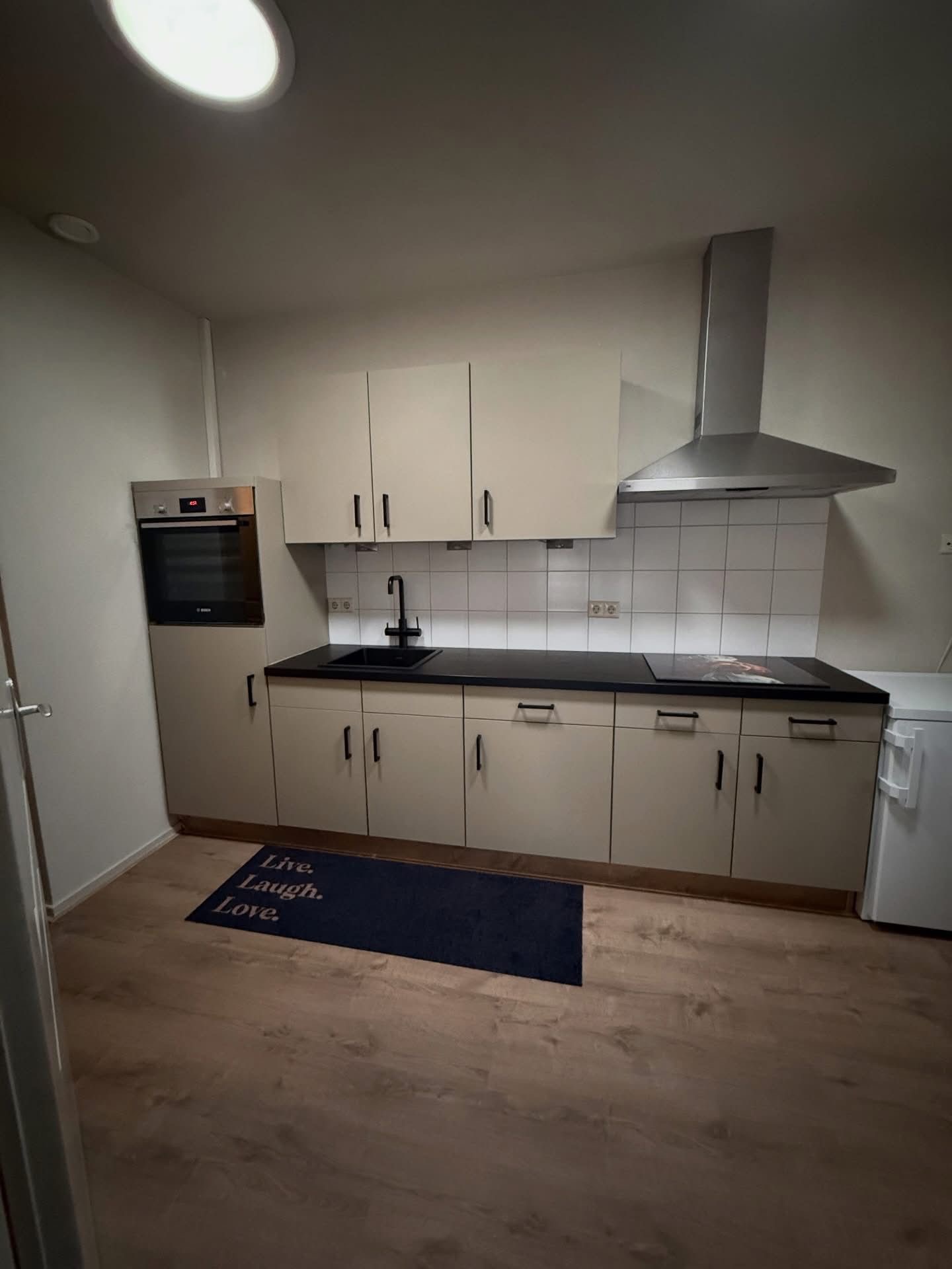 Warme beige taupe keuken met zwart werkblad in Rucphen