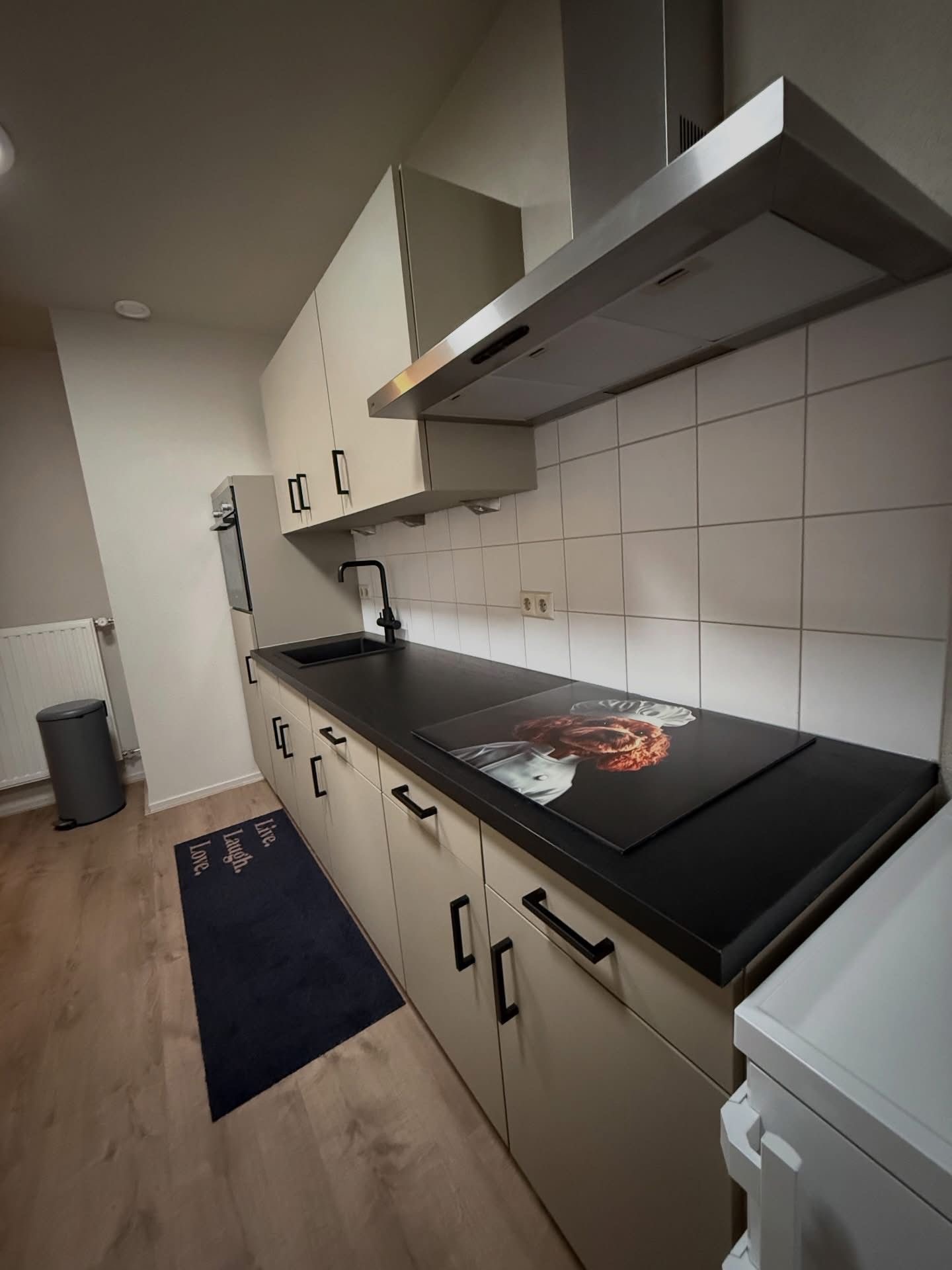Warm beige keukenfronten met zwarte details in Rucphen