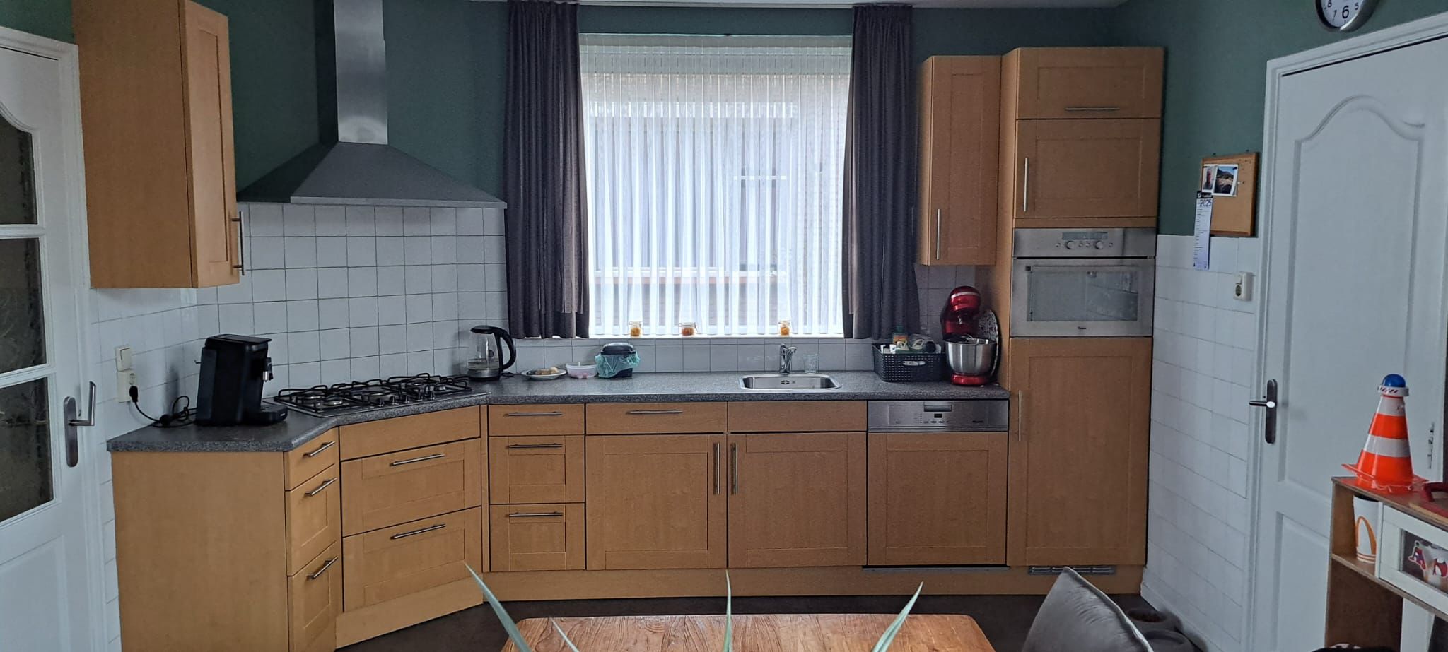Houtkleurige keuken vóór het wrappen in Zundert