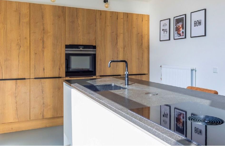 Licht hout met wit eiland